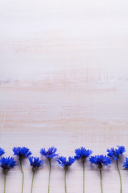 Fond avec bleuets frais sur un fond de table en bois clair