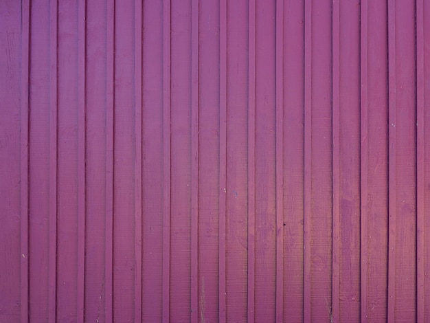 Fond de bois ancien violet rose rétro vintage dans le vieux mur de planche de bois patiné