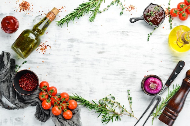 Fond en bois blanc de cuisine Épices et légumes Vue de dessus Espace libre pour votre texte