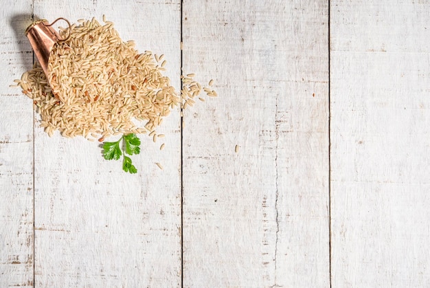 Fond de bois blanc rustique avec un espace pour le texte avec vue de dessus de cadrage de riz brun