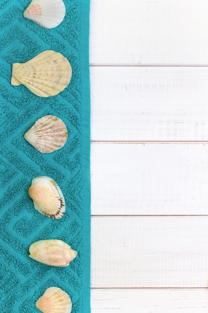 Fond en bois blanc, serviettes de coquillages