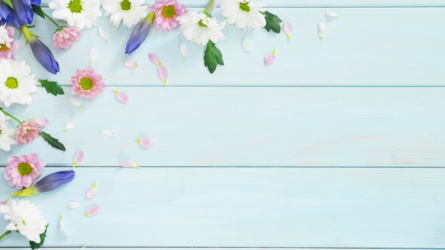 Fond en bois bleu clair avec des fleurs délicates