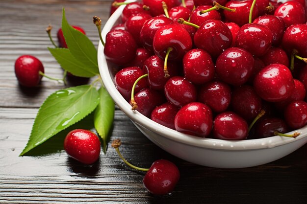 Fond en bois bol blanc de cerises douces avec des feuilles gouttelettes d'eau