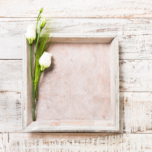 Fond en bois avec bouquet de fleurs blanches