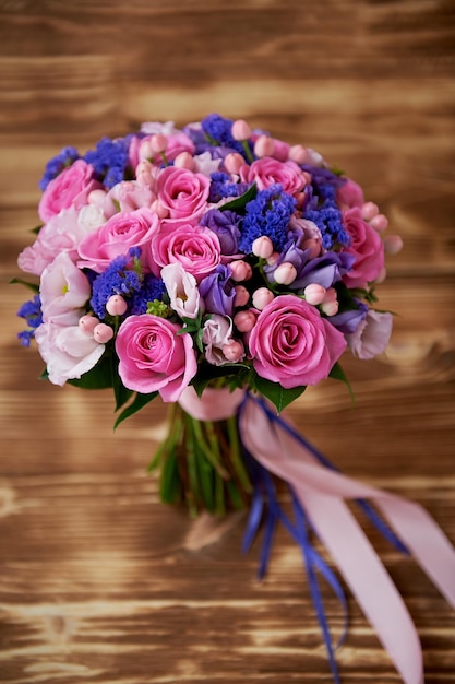 Fond en bois Bouquet de mariée dans les tons roses et violets Belle et délicate