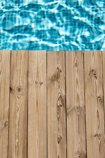 Photo fond en bois contre l'eau floue concept de vacances d'été