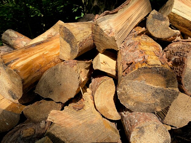 Fond de bois coupé couché les uns sur les autres