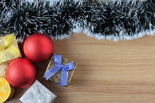 Fond en bois, décoration de Noël avec des boules et des cadeaux, des branches d&#39;arbres décoratifs