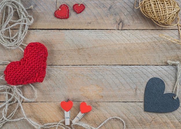 Fond en bois décoré de coeur tricoté à la main pour la Saint-Valentin