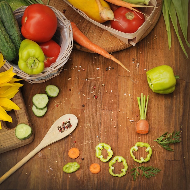 Fond en bois de l'espace vide avec un assortiment de légumes crus haut wiev