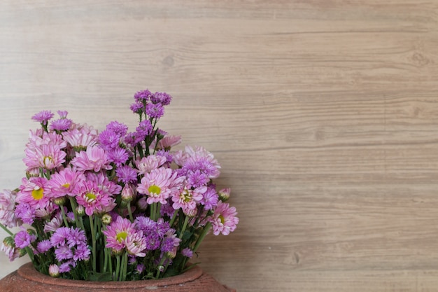 Photo fond de bois avec des fleurs.