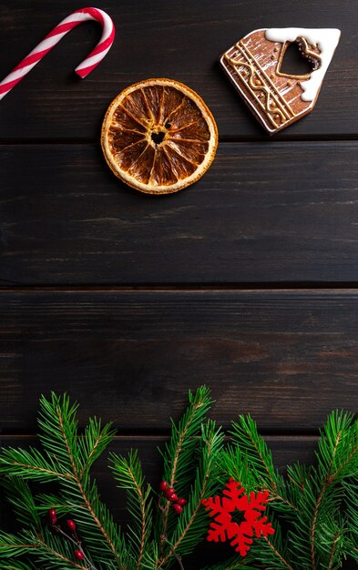 Fond en bois foncé avec des décorations de Noël et sapin