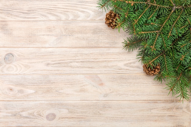 Fond en bois gris Noël avec cadre et cônes de sapin copie espace. vue vide vue de dessus