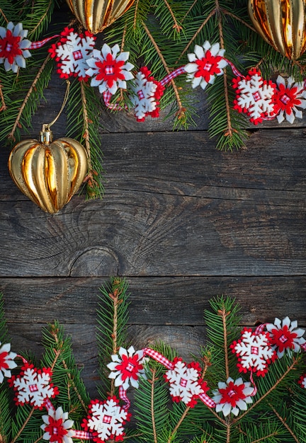 Fond en bois gris de Noël avec des jouets et une guirlande