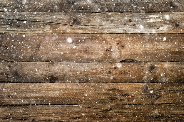 Fond en bois marron neigeux. Bannière avec espace de copie