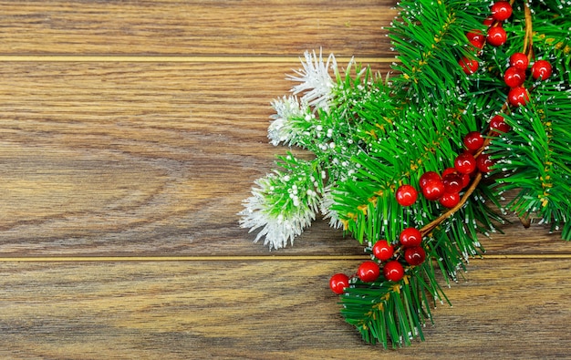 Fond en bois de Noël avec des baies de houx sapin neige sapin