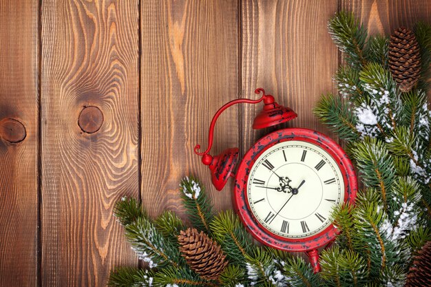 Fond en bois de Noël avec horloge et sapin de neige