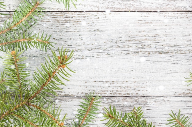 Fond en bois de Noël avec sapin. Vue de dessus de la surface