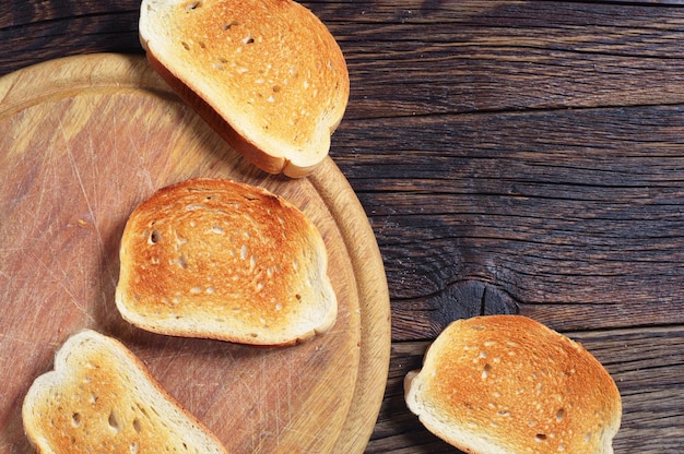 Fond en bois avec pain grillé, vue de dessus