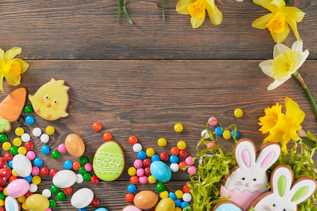 Fond En Bois De Pâques Avec Des Jonquilles Et Des Cookies