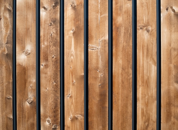 Fond en bois avec des planches de bois verticales brunes.