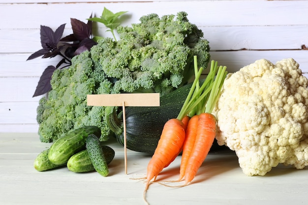 Fond en bois rustique de légumes frais