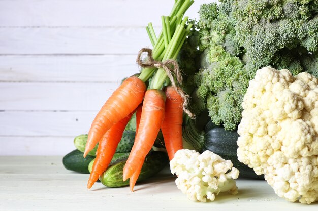 Fond en bois rustique de légumes frais