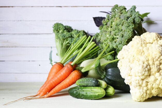 Fond en bois rustique de légumes frais