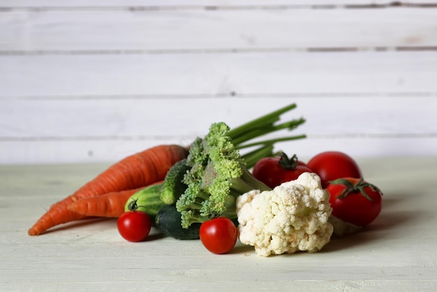 Fond en bois rustique de légumes frais