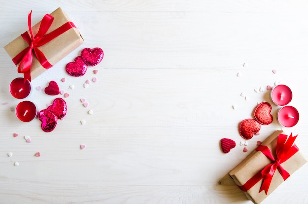 Fond en bois de Saint Valentin avec coeur rouge, cadeaux et bougies. Cadeaux pour la Saint Valentin. Fond en bois blanc