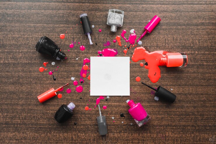 fond en bois avec des vernis à ongles. Surface avec différents vernis à ongles.