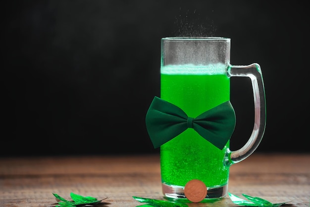 sur un fond en bois un verre avec une boisson verte, les vacances de printemps de la Saint-Patrick