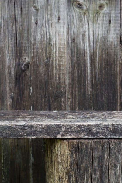 fond en bois vertical avec banc patiné près du mur