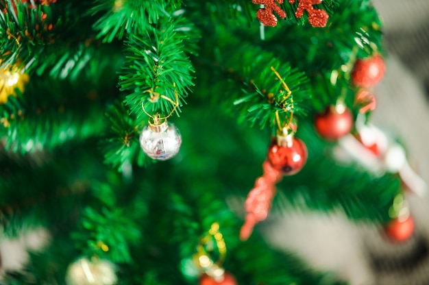 Fond de bokeh magnifiquement décoré de Noël Intérieur de maison avec un arbre de Noël