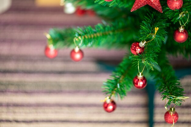 Fond de bokeh magnifiquement décoré de Noël Intérieur de maison avec un arbre de Noël