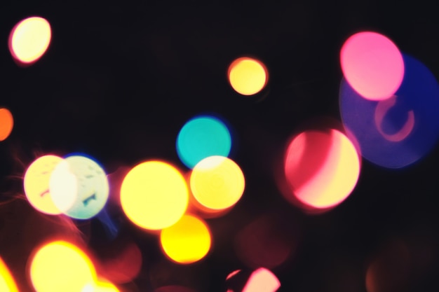 Fond bokeh multicolore avec des lumières défocalisés.