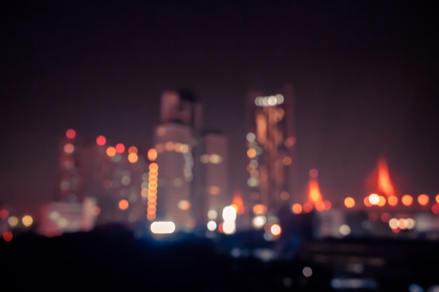 fond de bokeh vintage avec de la lumière dans la ville la nuit