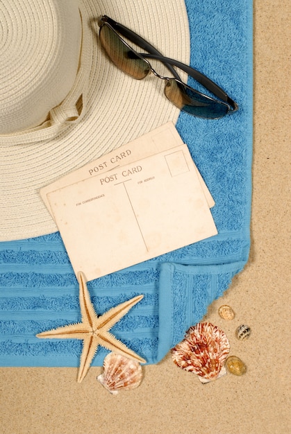 Photo fond de bord de mer avec des étoiles de mer et des cartes postales