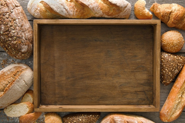 Fond de boulangerie de pain. Composition de pains aux grains de blé brun et blanc