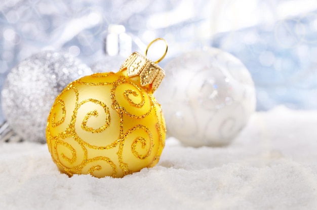 Fond de boules décoratives de Noël de couleur dorée