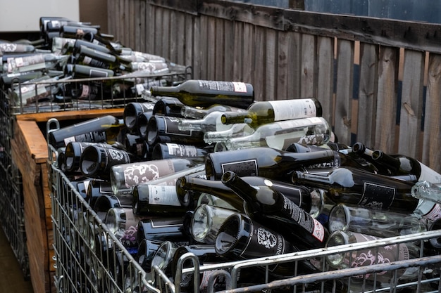 fond de bouteilles de vin vides, gros plan