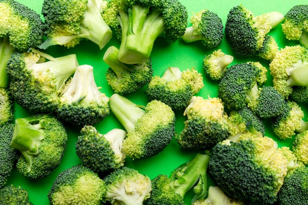 Fond de brocoli frais vert gros plan sur une table colorée. Légumes pour l'alimentation et une alimentation saine. Alimentation biologique