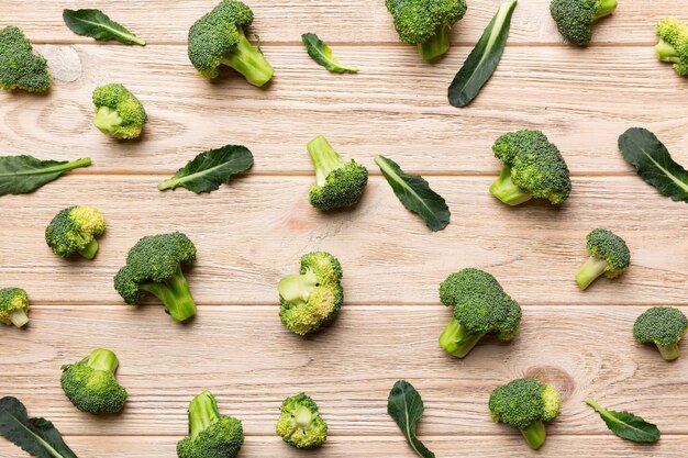 Fond de brocoli frais vert se bouchent sur une table colorée. Légumes pour régime et alimentation saine. Alimentation biologique