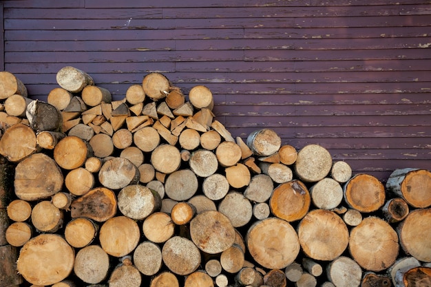 Fond de bûches de bois et de vieux mur