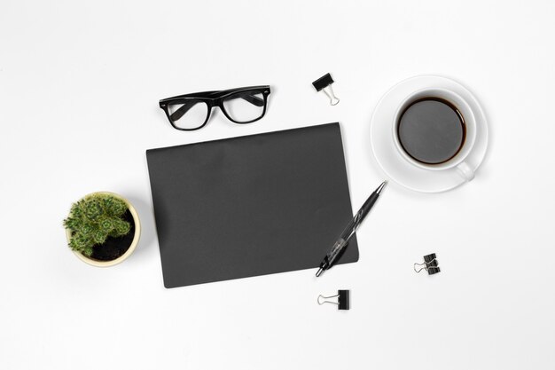 Fond de bureau blanc avec espace de copie pour votre texte. Vue de dessus.