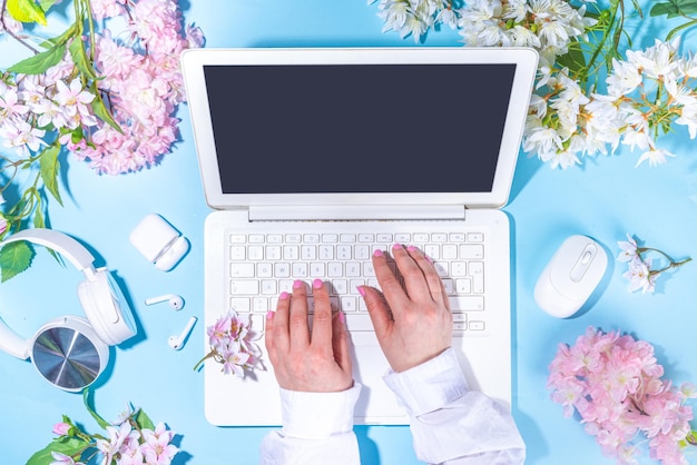 Fond de bureau de travail de printemps