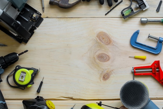 Fond de cadre circulaire fabriqué à partir de divers outils de menuisier