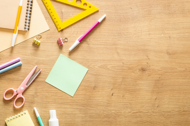 Fond de cadre de fournitures scolaires. Retour au concept d'école.