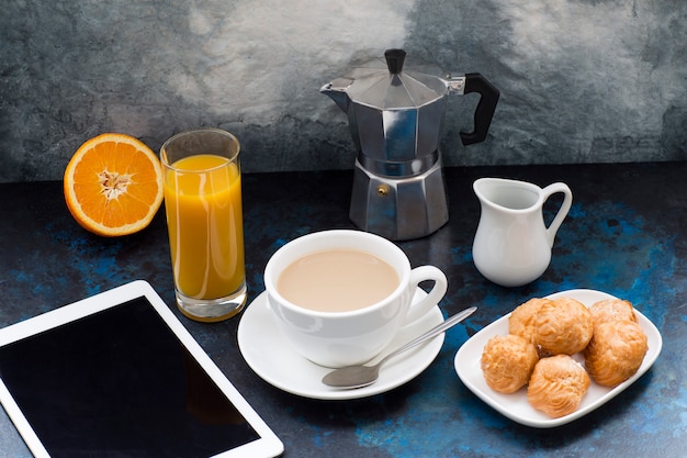 sur fond de café au lait