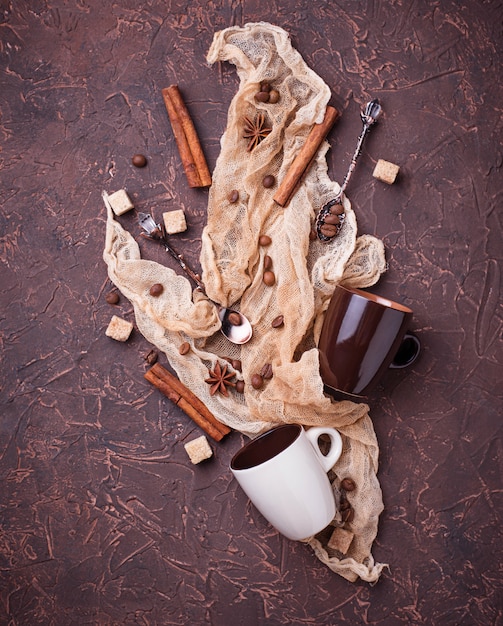 Fond de café créatif avec des haricots, du sucre et de la cannelle. Style Flatlay